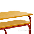 Insegnante di laboratorio dell'asilo che lavora al tavolo con doppia sedia